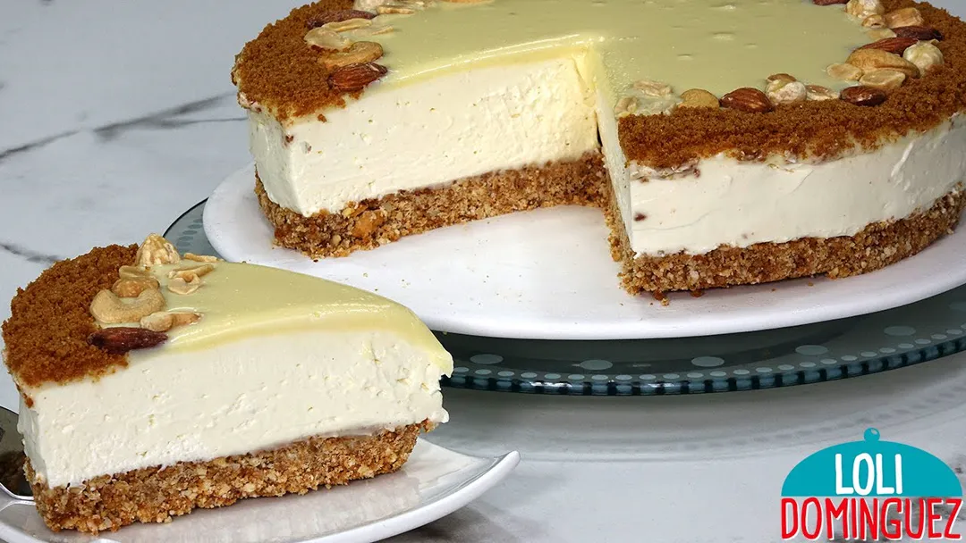 Tarta de queso y chocolate presentada sobre una mesa